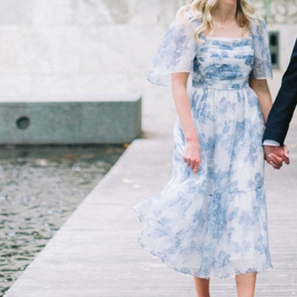 Abercrombie Emerson Angel Sleeve
Midi Dress in Blue Floral
